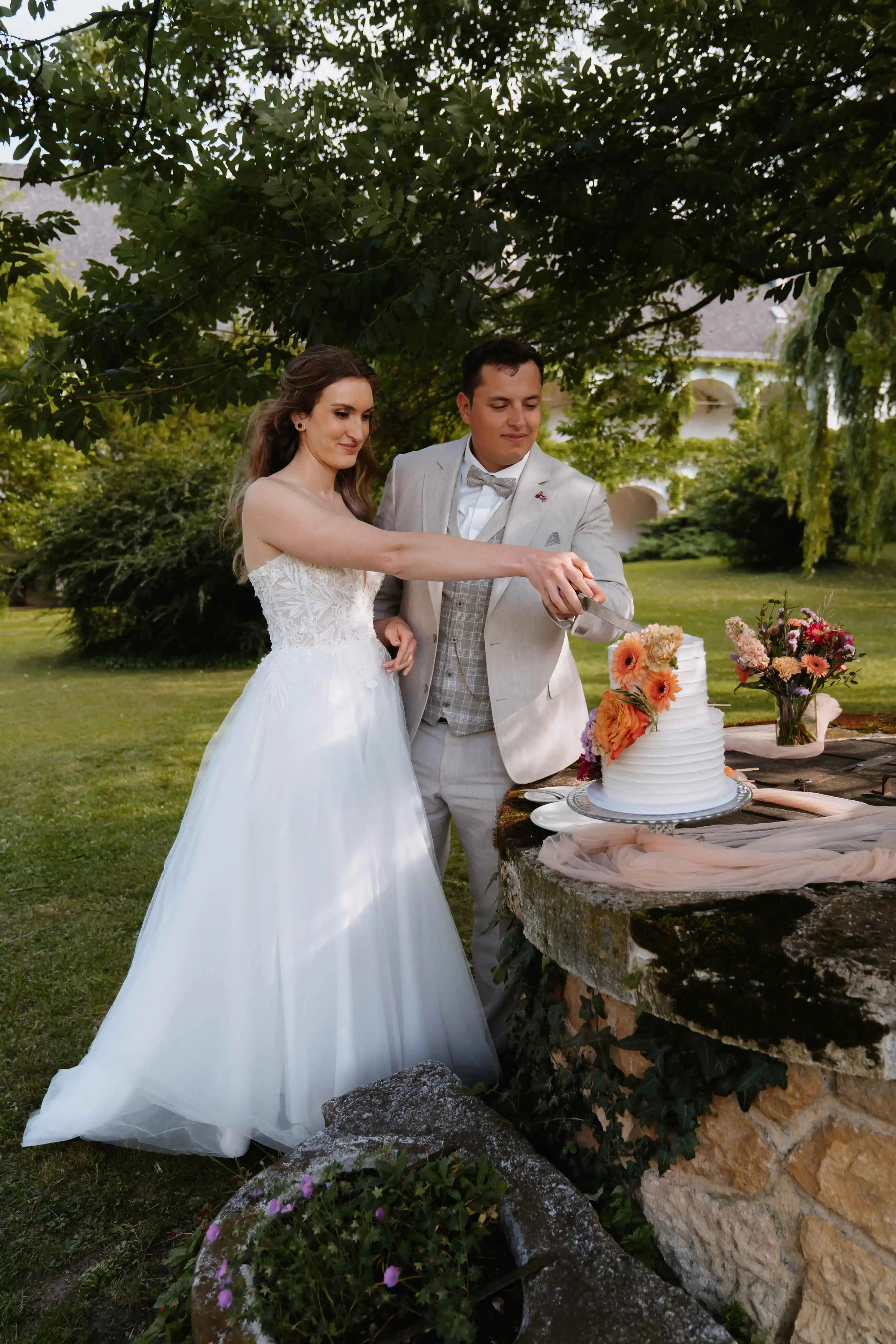 Brautpaar an der Torte - Hochzeit Burgenland