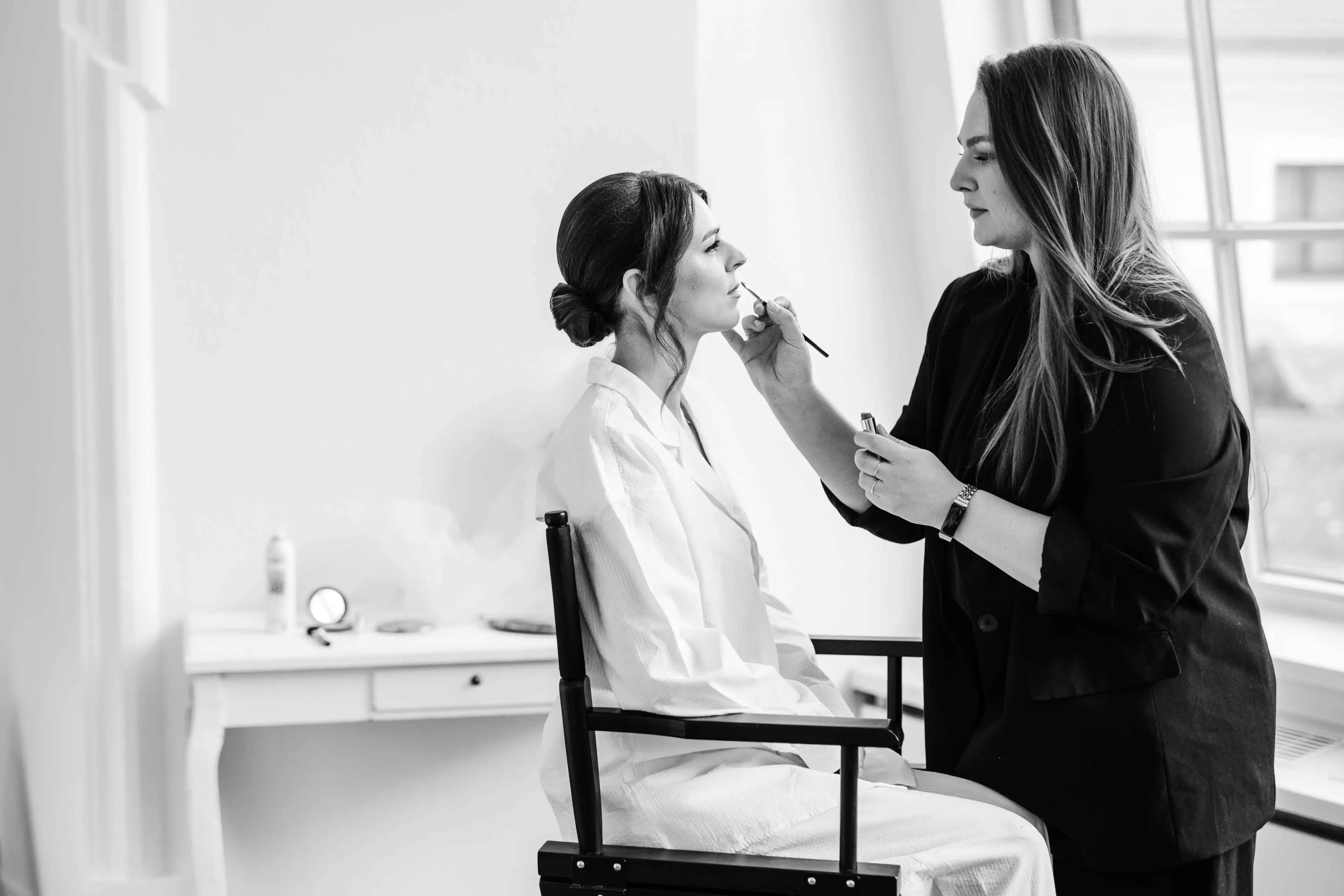 Elegante Braut beim Getting Ready Moment in Wien, festliche Winterhochzeit Vorbereitung