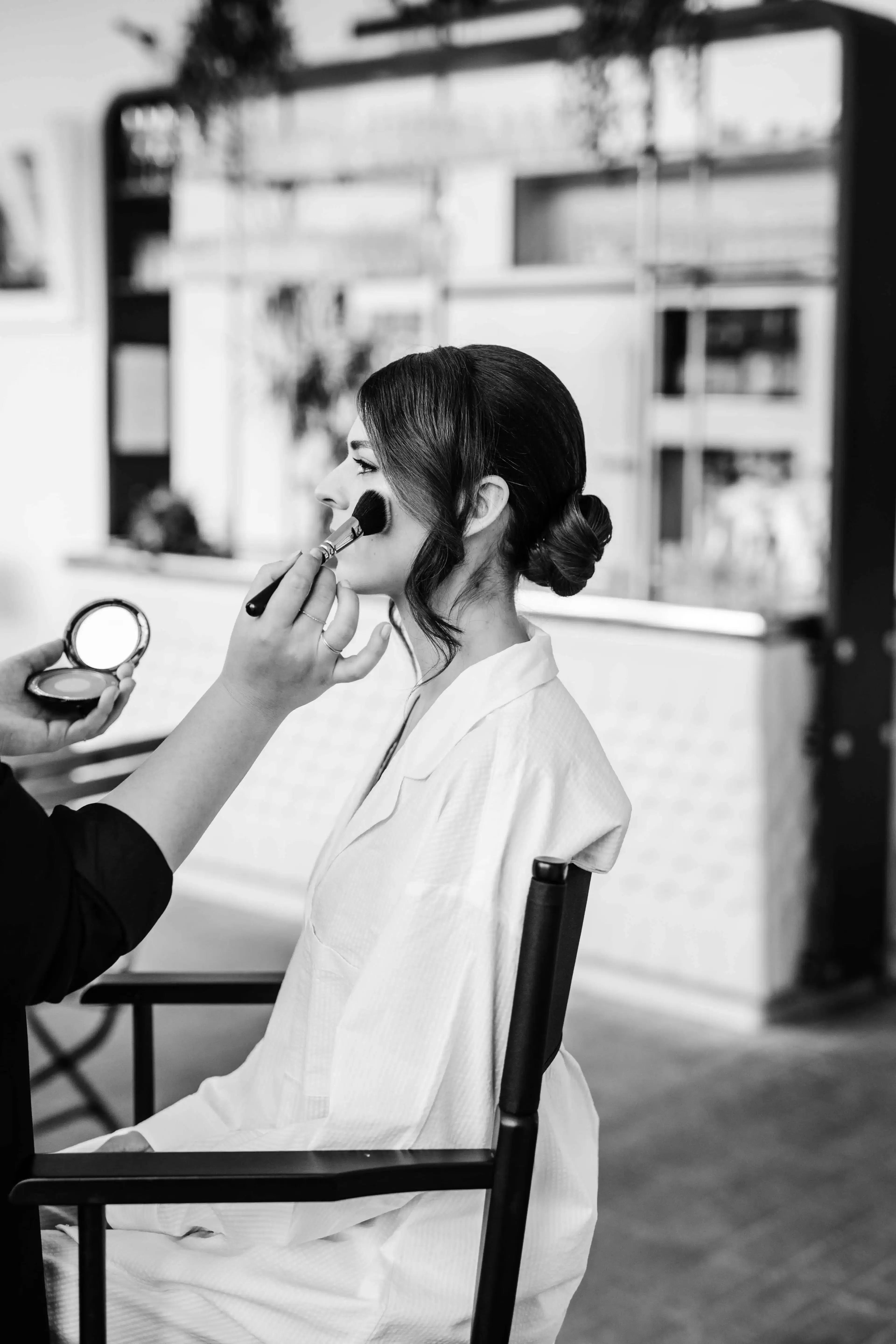 Romantische Brautvorbereitungen mit weihnachtlichem Flair, Styling der Braut in Wien