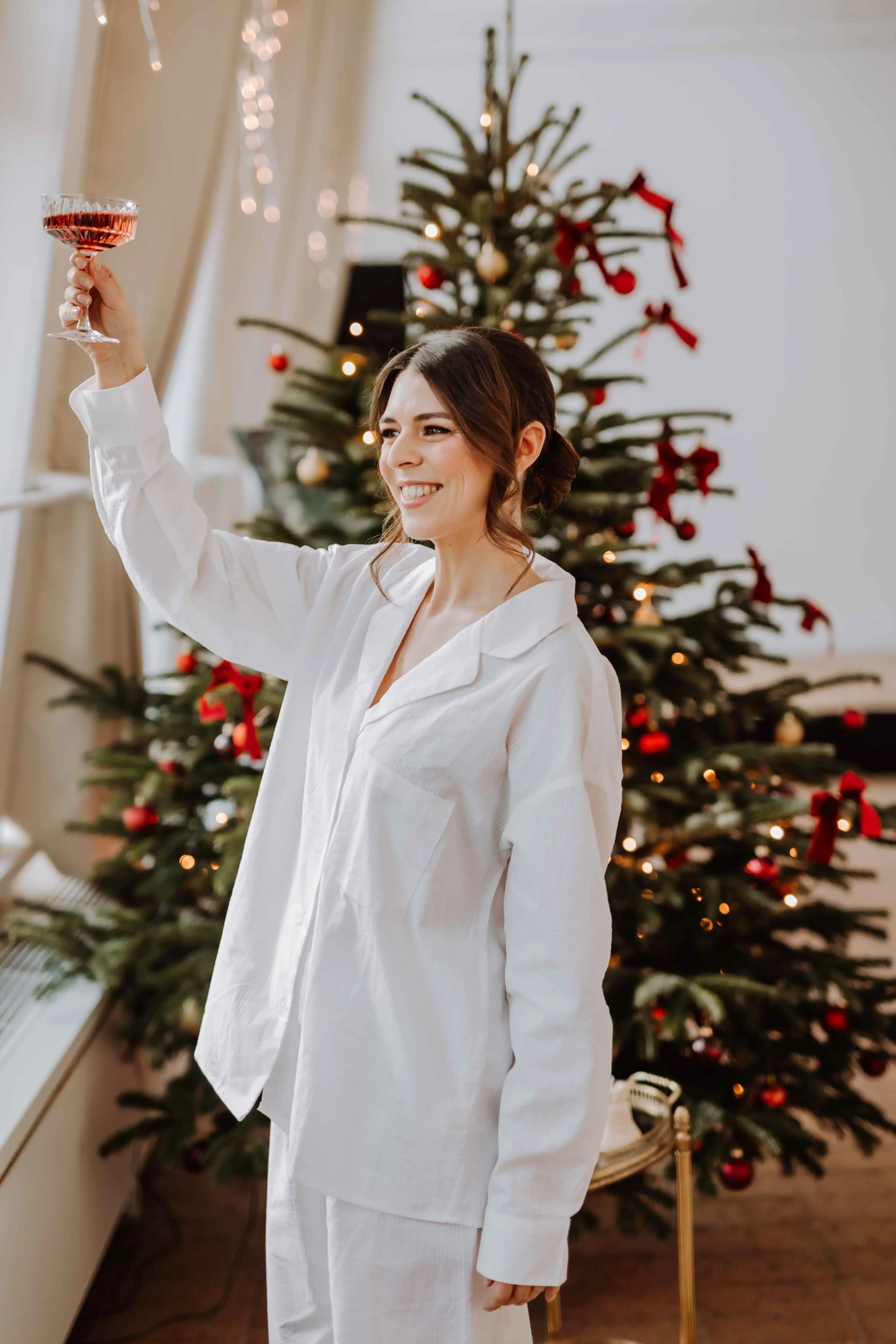 Brautschmuck und Accessoires beim Getting Ready, luxuriöse Winterhochzeit
