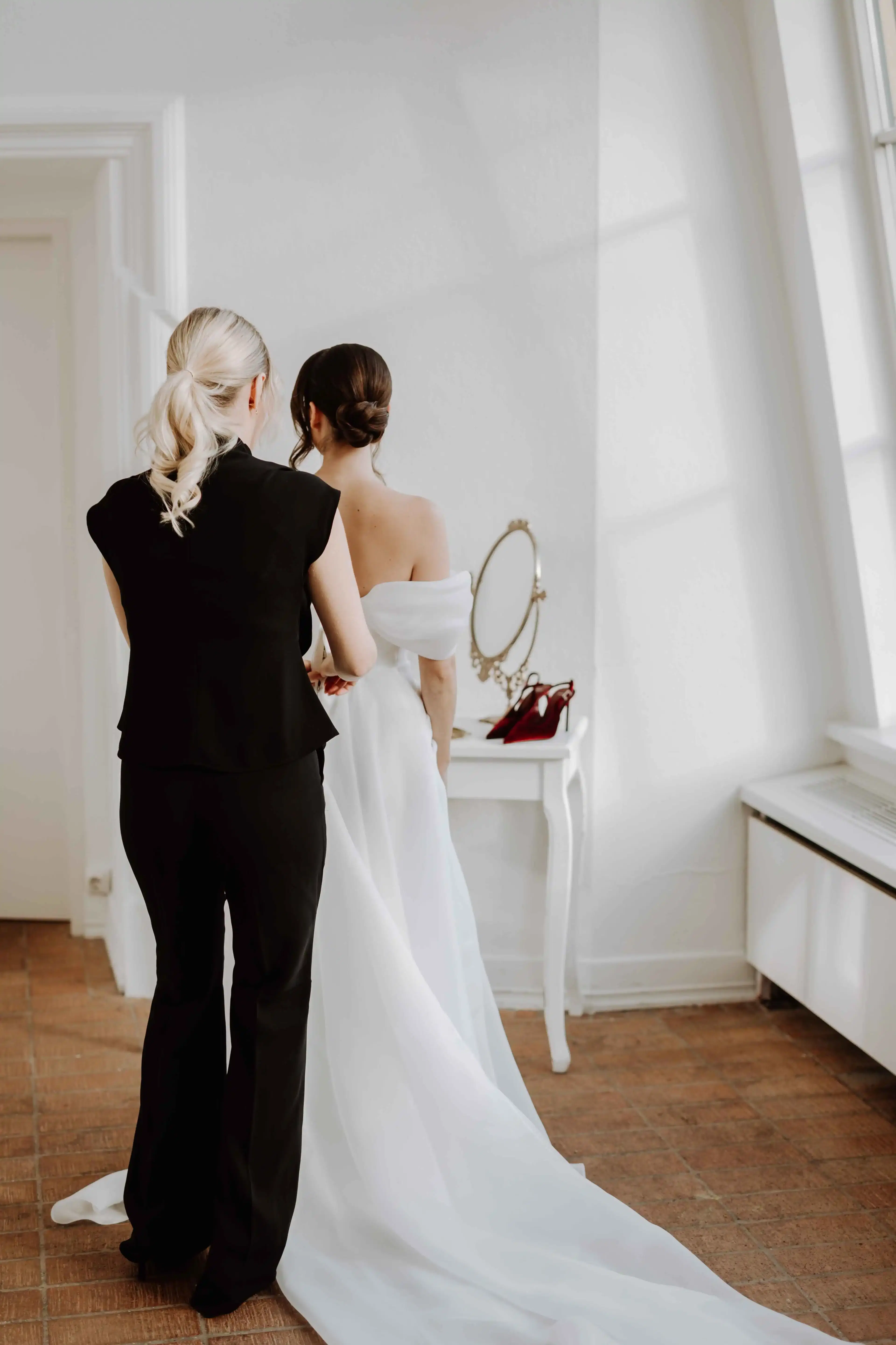 Brautkleid Anprobe mit festlicher Weihnachtsdekoration, Hochzeit in Wien