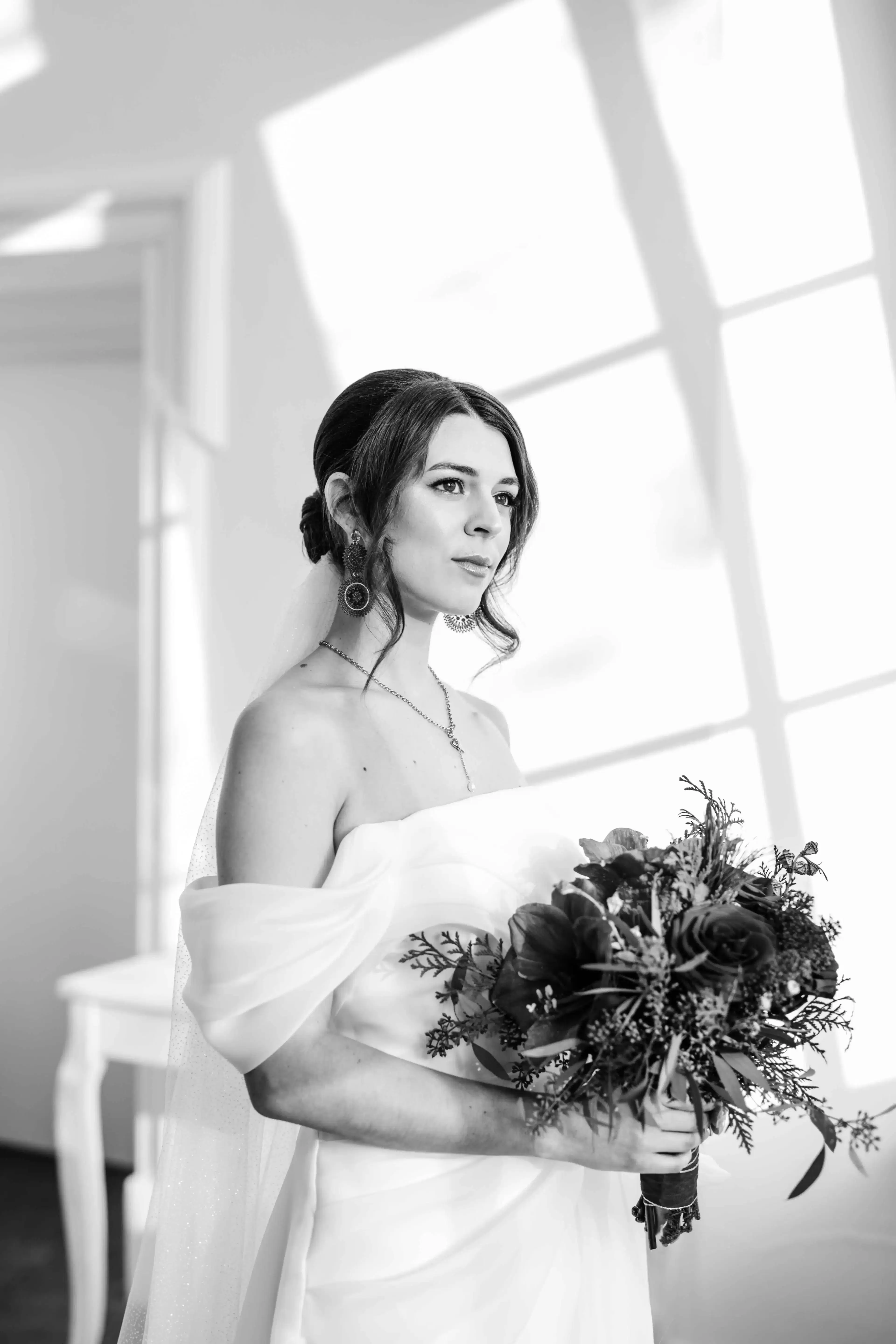 Detaillierte Aufnahme der Brautvorbereitungen, Winterhochzeit Styling