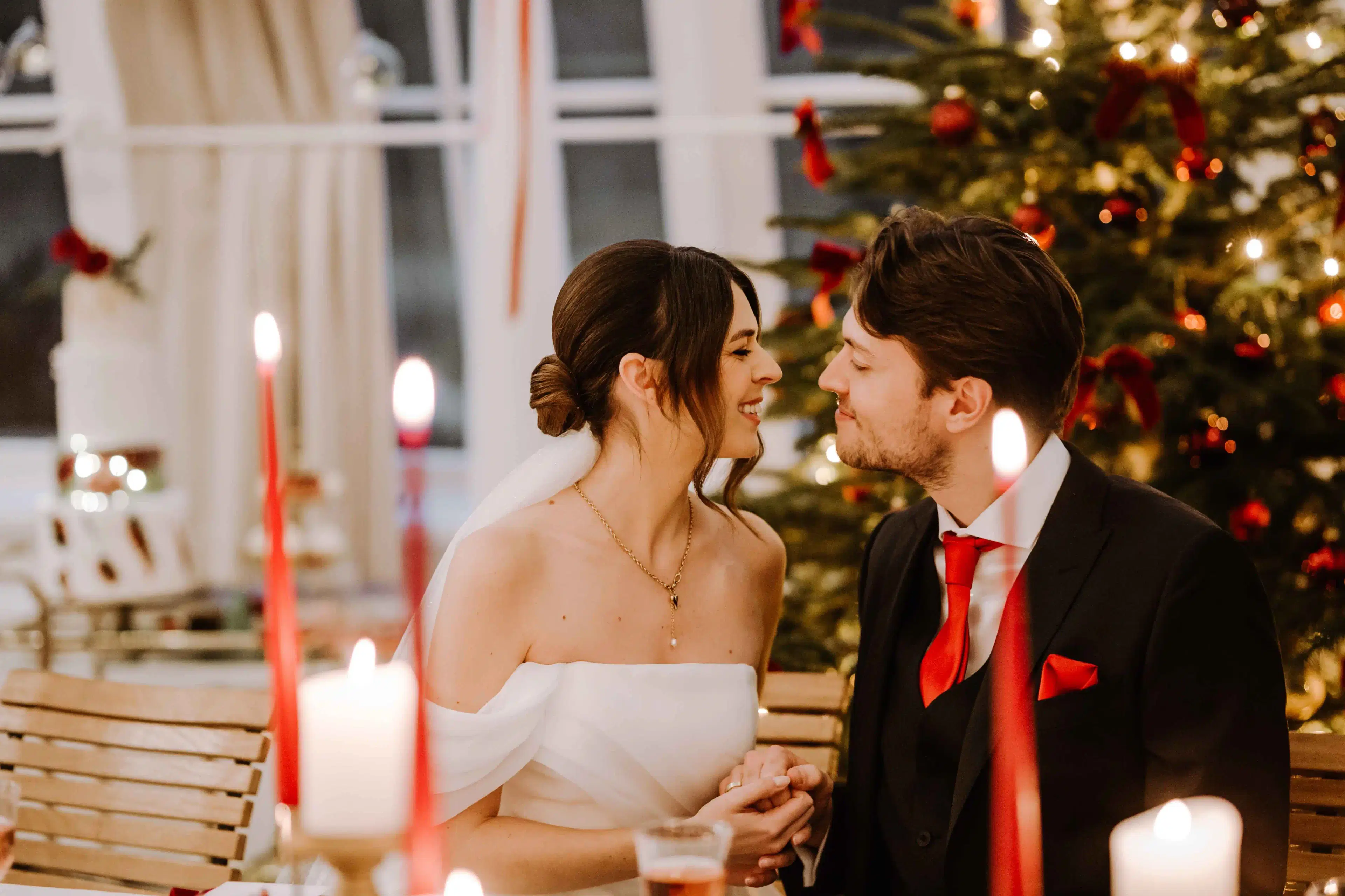 Glückliches Brautpaar bei ihrer Winterhochzeit in Wien, romantische Hochzeitsfotos