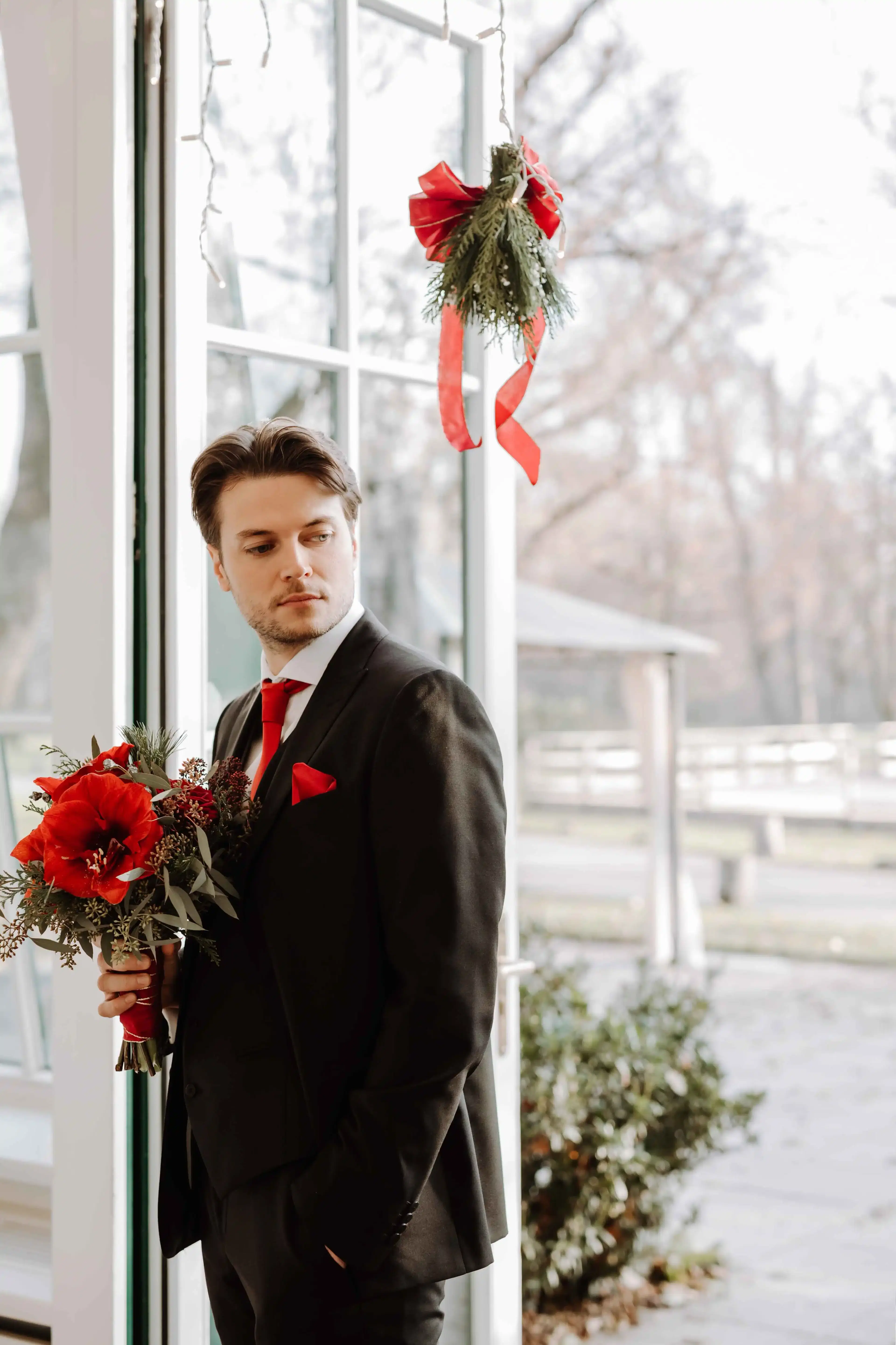 Romantischer First Look bei Dezemberhochzeit, authentische Hochzeitsmomente
