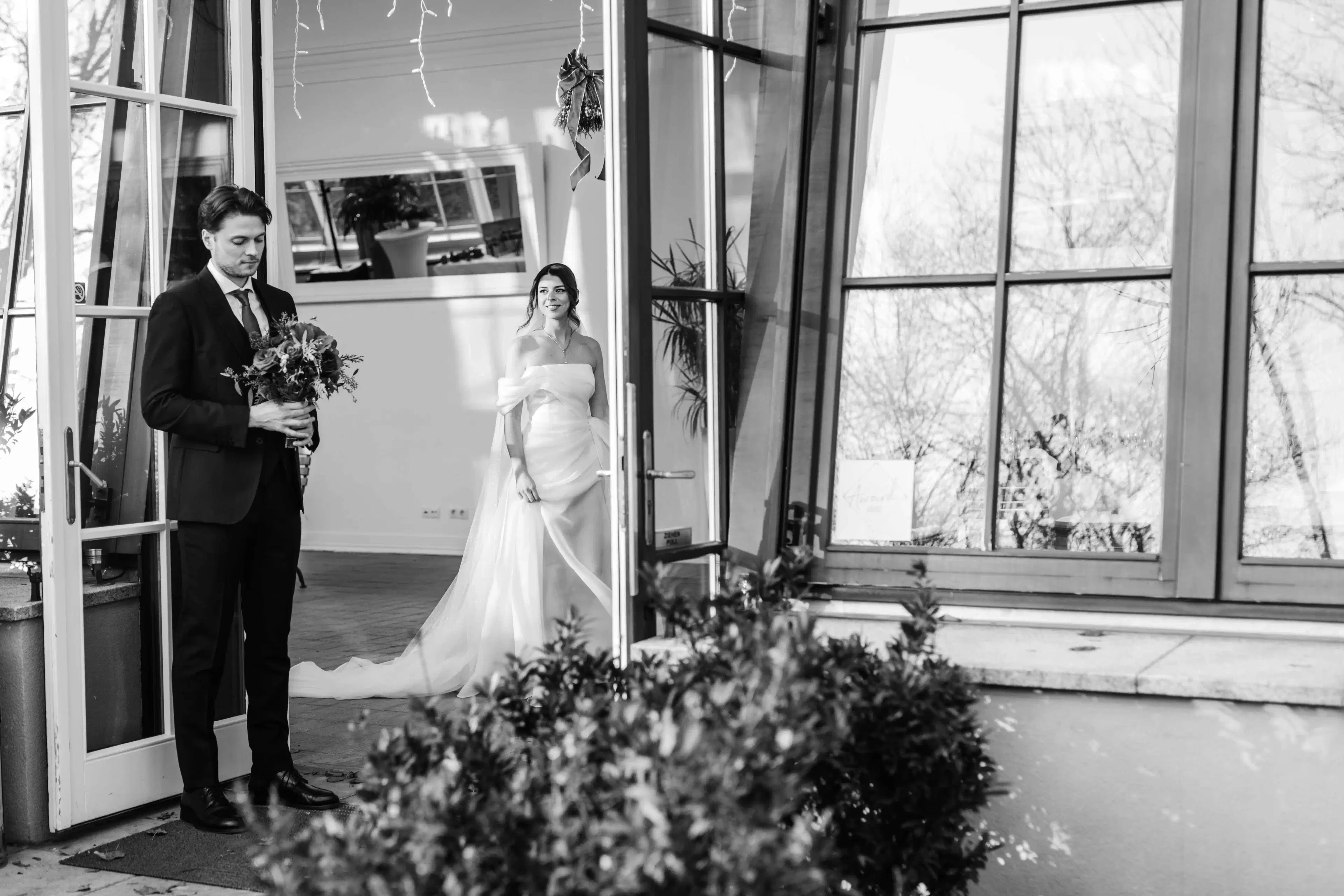 Berührender First Look des Brautpaares, winterliche Hochzeitsfotografie