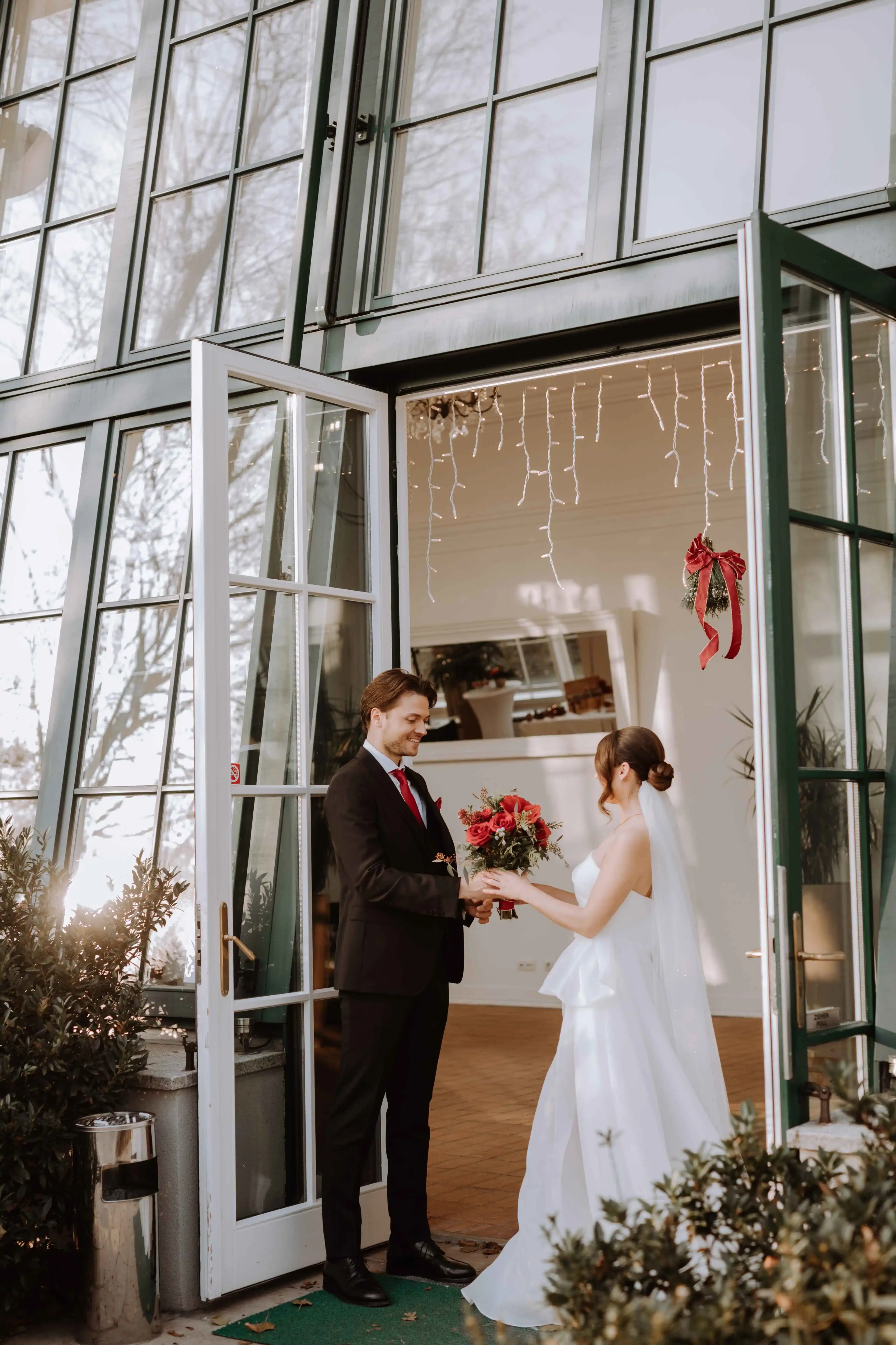 Intime First Look Szene bei Winterhochzeit, emotionale Hochzeitsreportage