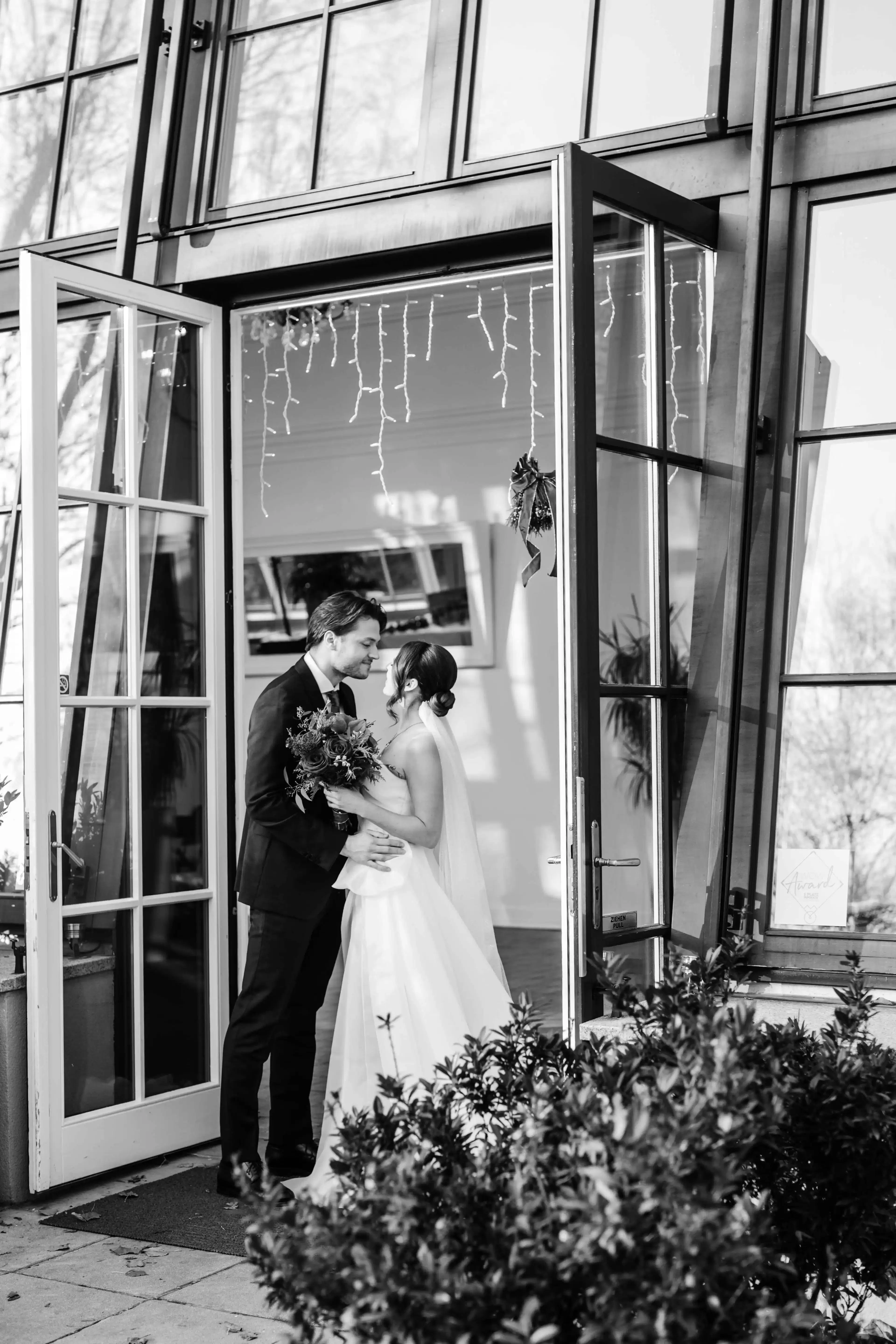 Authentischer First Look Moment, Winterhochzeit in Wien