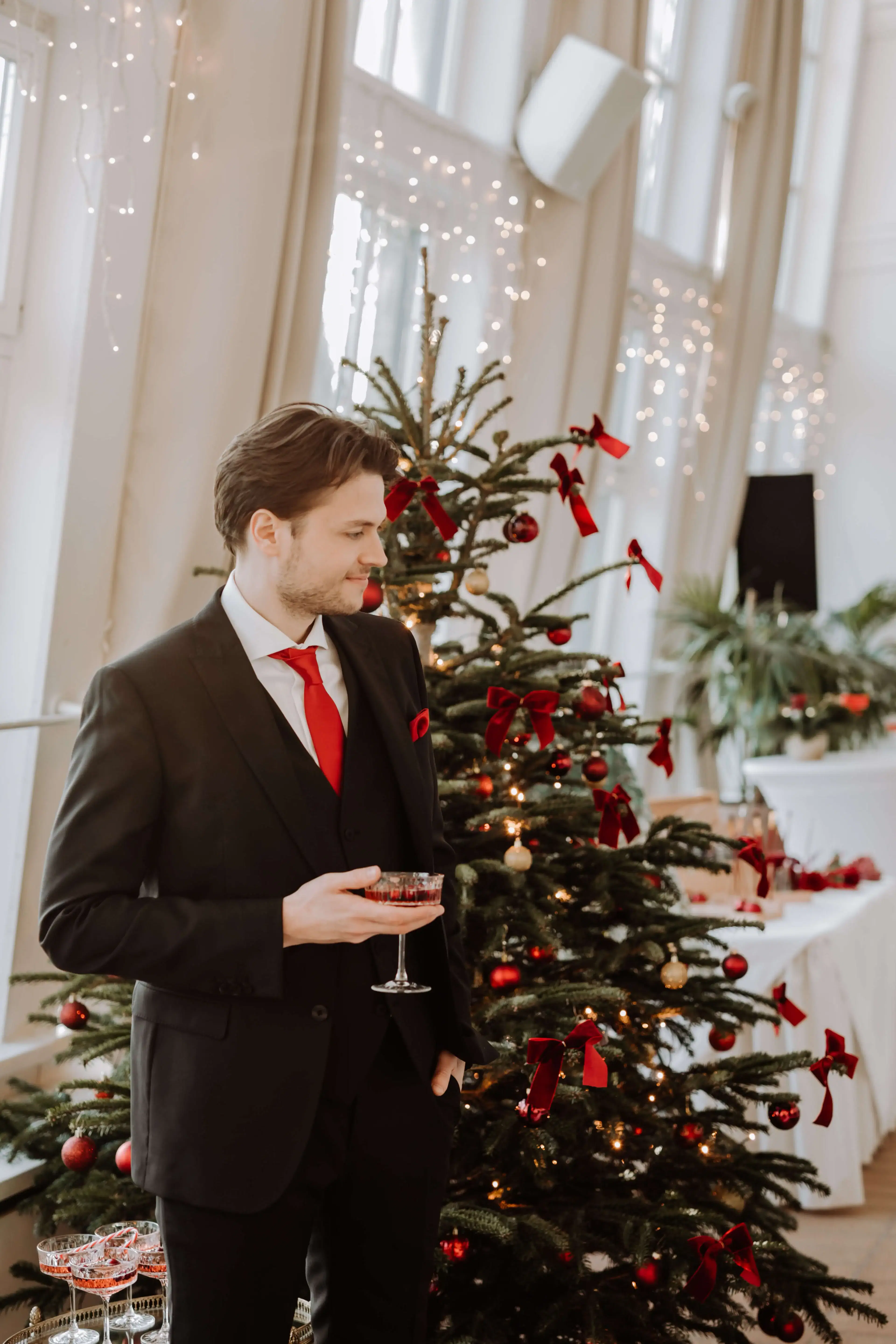 Eleganter Bräutigam bei Winterhochzeit in Österreich, Getting Ready Moment