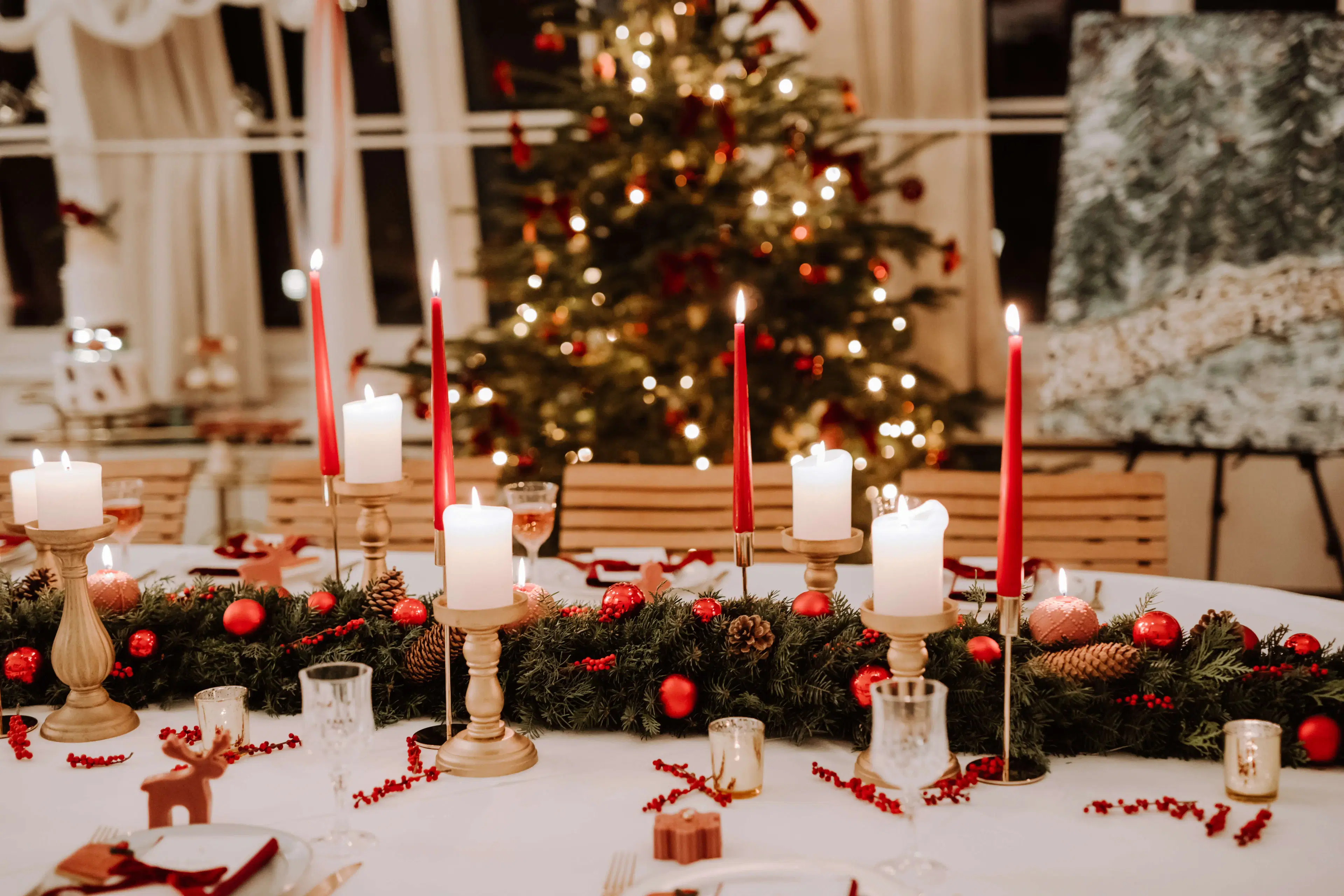 Elegante Hochzeitsdekoration mit weihnachtlichen Elementen, Winterhochzeit Design