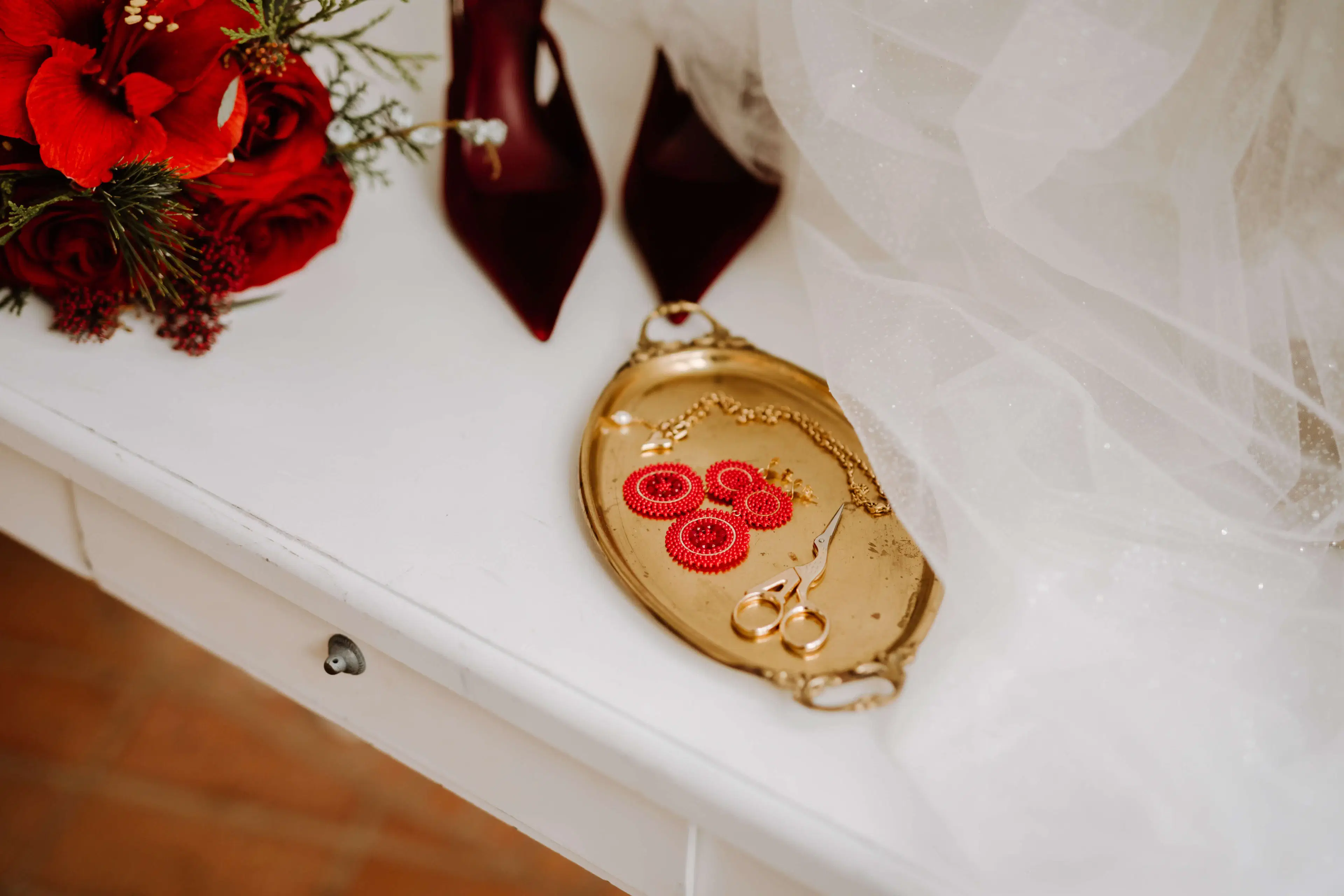 Detailaufnahmen eleganter Brautschmuck, Winterhochzeit Accessoires