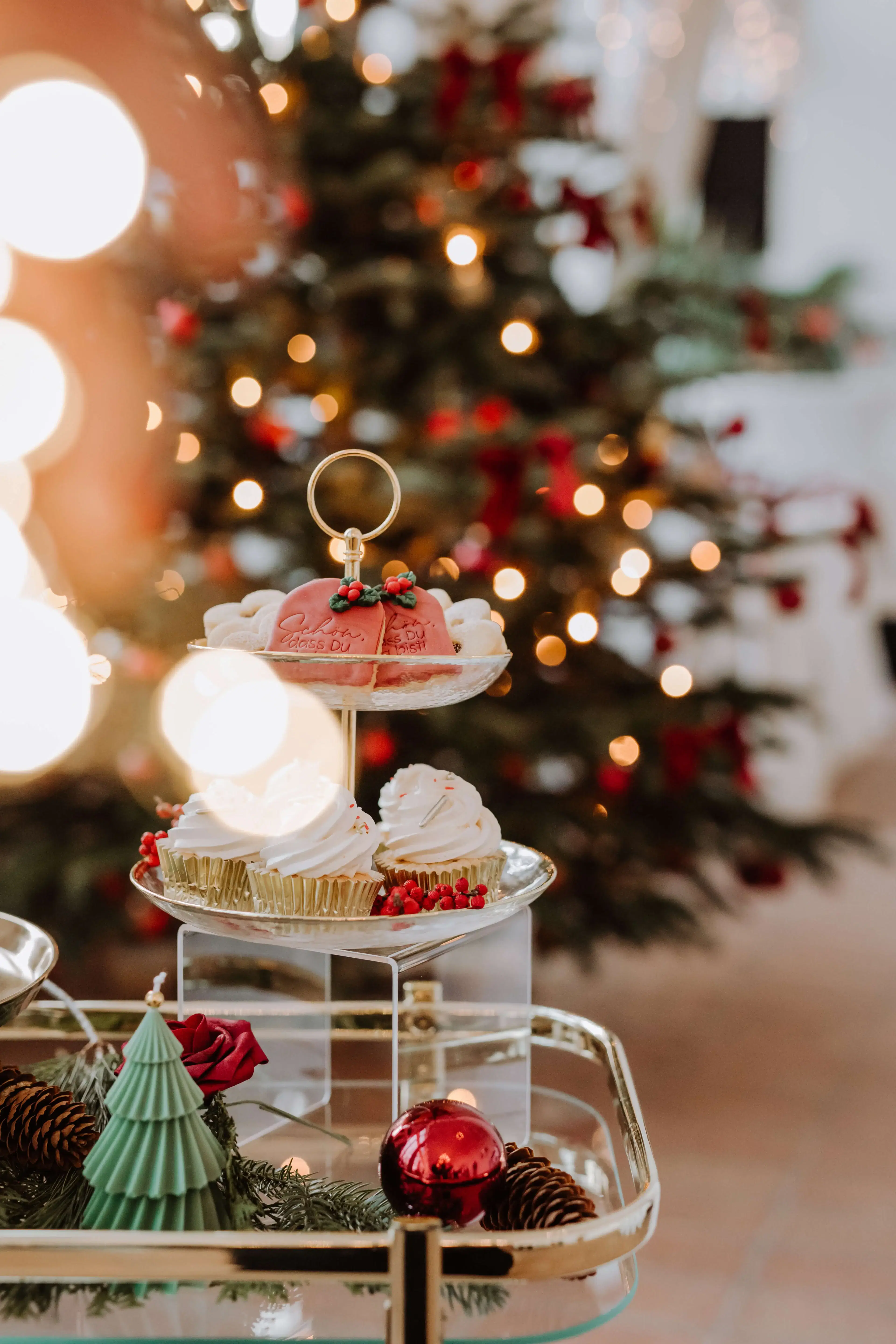 Luxuriöser Sweet Table mit winterlicher Dekoration, Hochzeitsdesserts