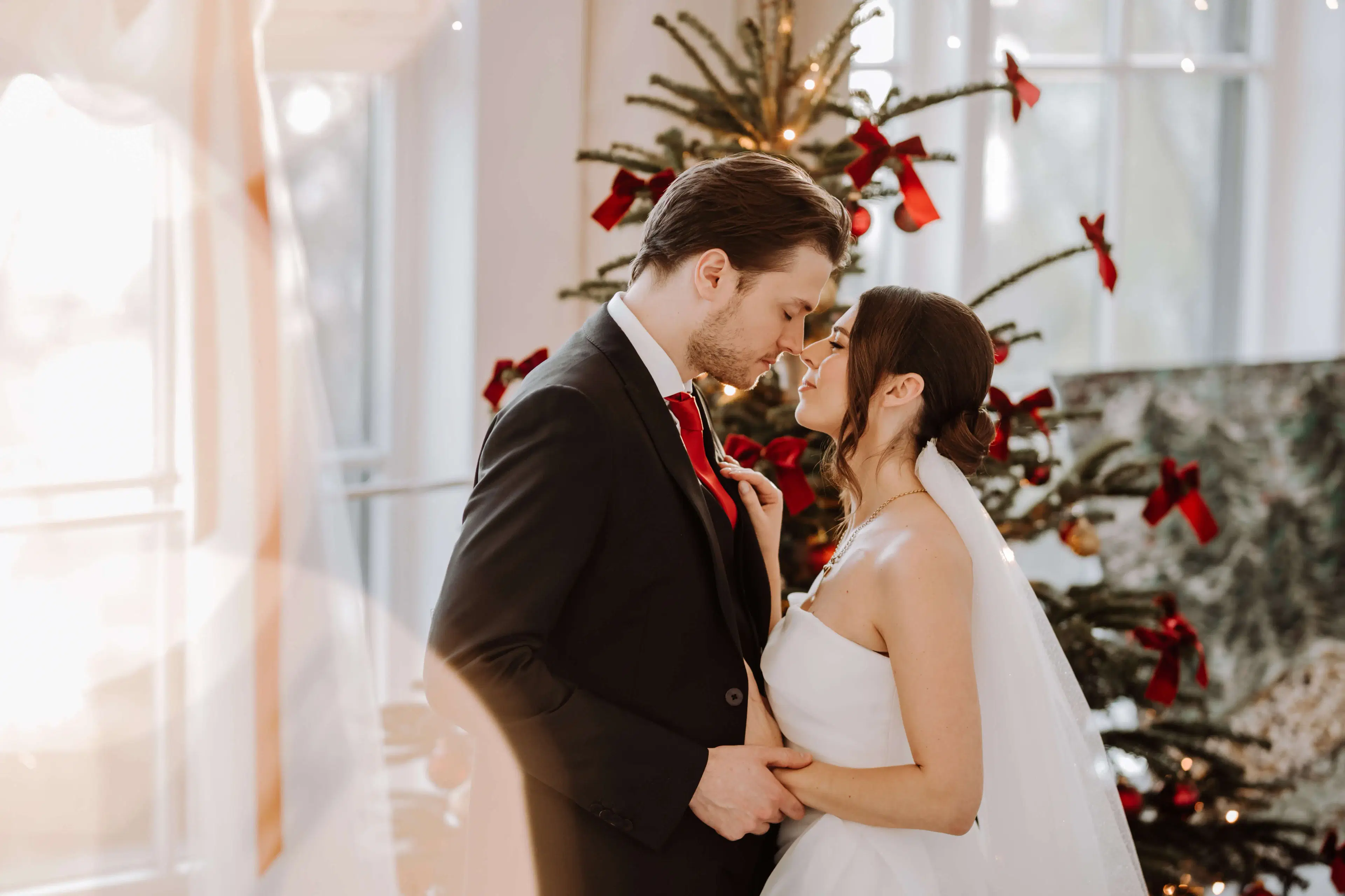 Romantisches Brautpaar Leonie und Victor bei ihrer Winterhochzeit in Wien