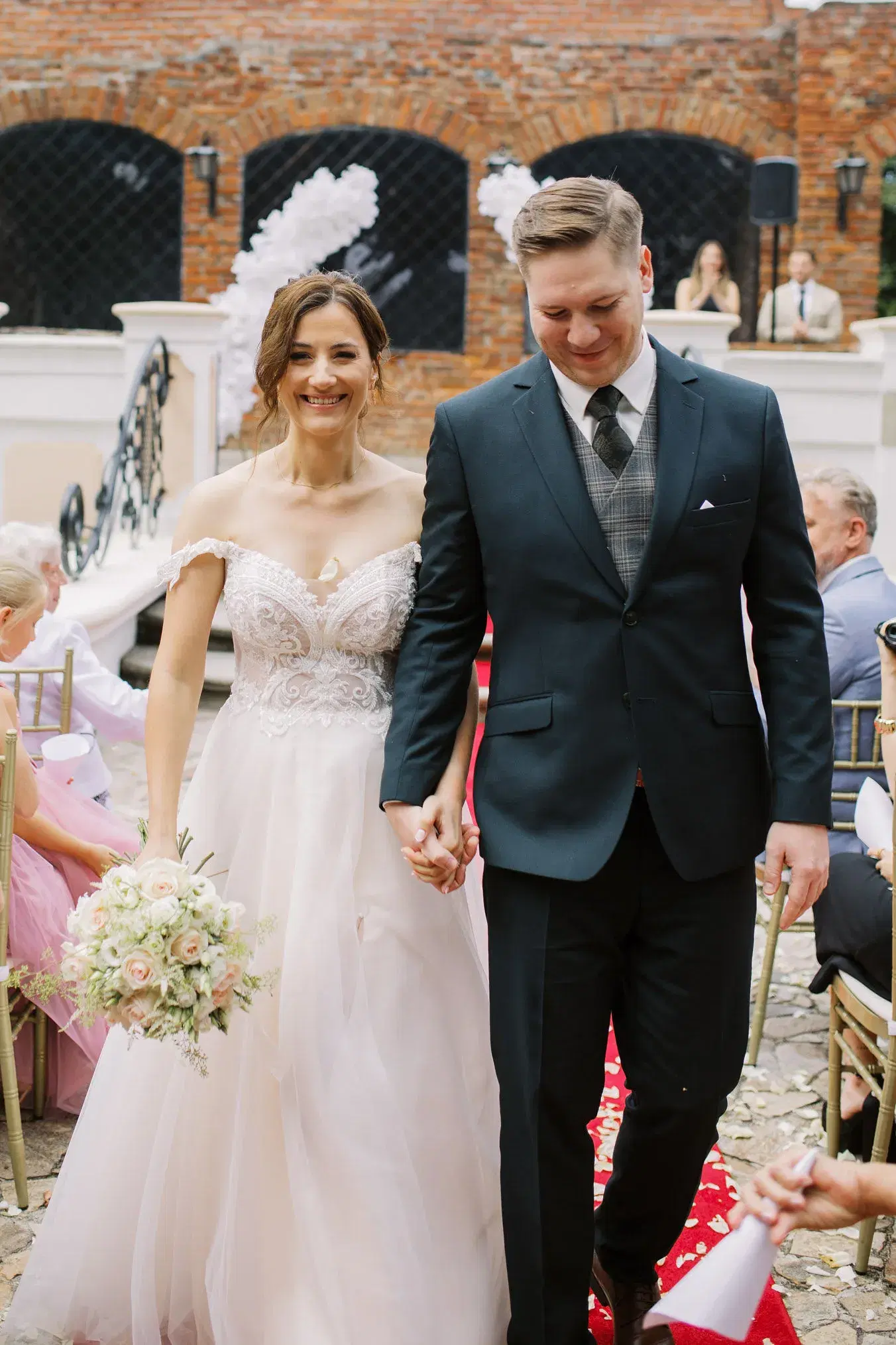 Braut und Bräutigam genießen einen einzigartigen Hochzeitstag, der von einer Hochzeitsplanerin sorgfältig geplant wurde.