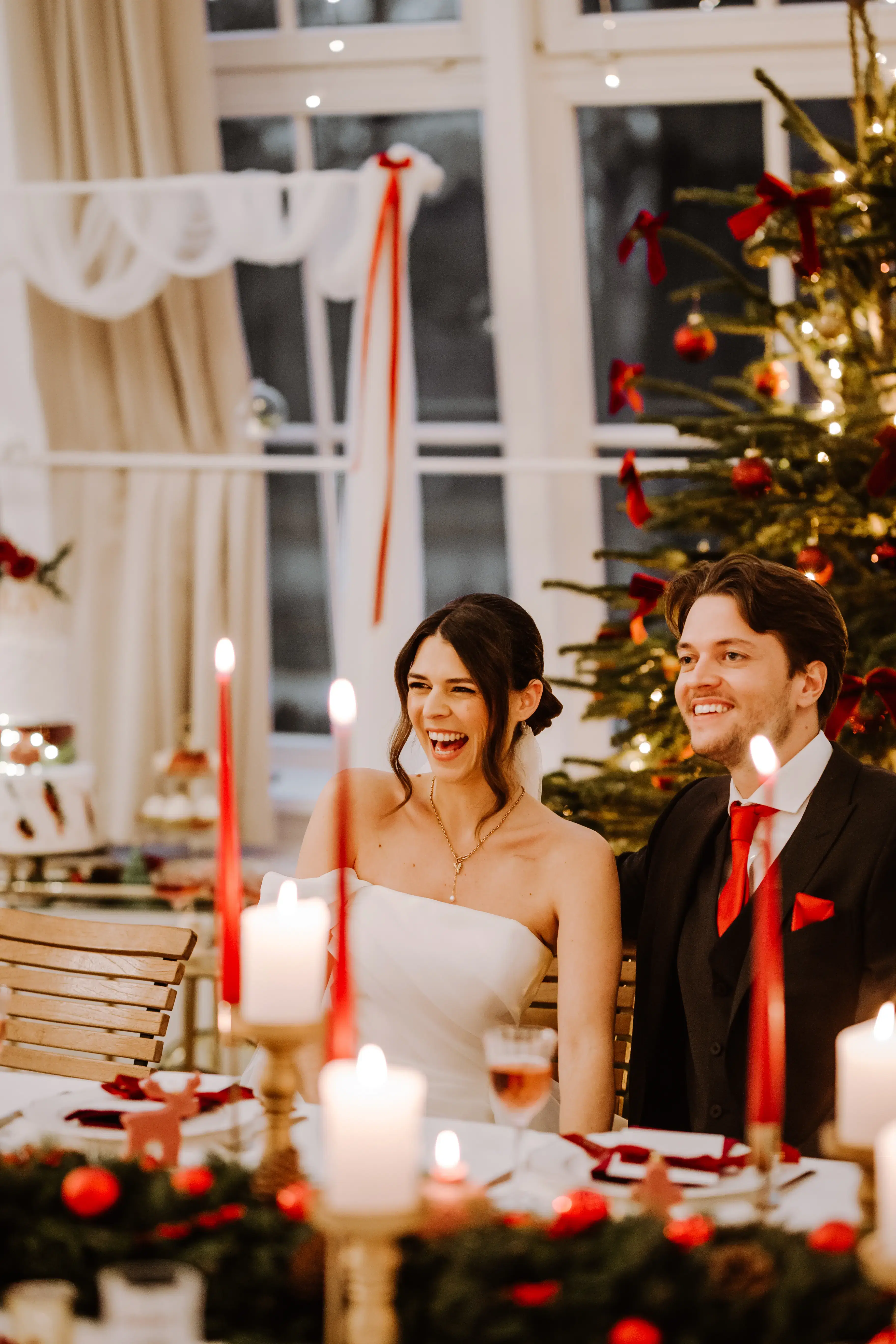 Braut und Bräutigam genießen einen einzigartigen Hochzeitstag, der von einer Hochzeitsplanerin sorgfältig geplant wurde.