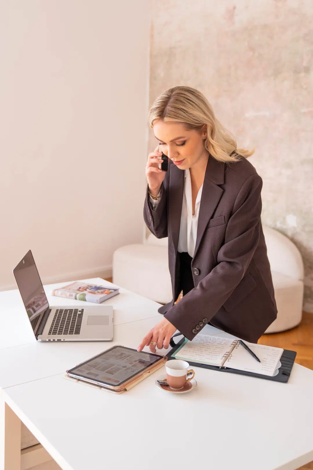 Aleksandra Ostapowicz spricht am Telefon mit einem Kunden über die Hochzeitsplanung.